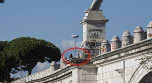 Roma, via dei prati della farnesina. Sospesi Sul Ponte Di Corso Francia Nessuno Li Ferma Foto Gabrielli Ag Toiati