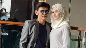 Perkahwinan pertamanya dengan basariah abdul latiff pada 1988. Jamal Abdillah Perkenal Isteri