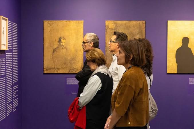 📸Στιγμιότυπα από τα εγκαίνια της έκθεσης του Χρήστου Μποκόρου «Αλέξανδρος  Παπαδιαμάντης. Ο ίσκιος του». Tα εγκαίνια της έκθεσης πραγματοποιήθηκαν την  Παρασκευή 15 Μαΐου 2026, στην Αίθουσα Πολλαπλών Προβολών του 2ου ορόφου της