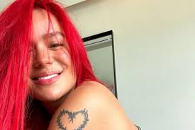 Karol G no dejó nada a la imaginación con su bikini color verde: Felices 32