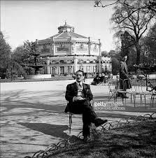 Salvador Dali Devant Le Theatre Marigny Jardin Des Champs Elysees Salvador Dali El Salvador Fotos