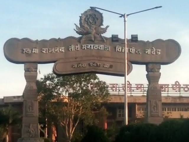 लाखो रुपये खर्चून विकत आणलेल्या बसेस धुळखात! एका वर्षात विद्यापीठाची बस धावलीच नाही, खाजगी कंत्राटदाराला पोसण्याचा प्रकार?