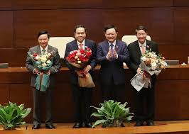 Tại kỳ họp thứ 11, quốc hội khóa xiii, với 472/484 số phiếu tán thành, chiếm 92,5% tổng số đại biểu quốc hội, bà nguyễn thị kim ngân, ủy viên bộ chính trị, phó chủ tịch quốc hội đương nhiệm chính thức trở thành chủ tịch mới của quốc hội việt nam và là nữ. Quá»'c Há»™i Co 3 Pho Chá»§ Tá»‹ch Má»›i