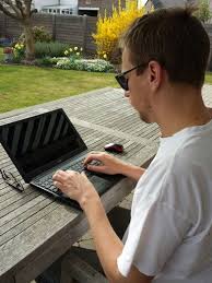 Schrijven In Het Zonnetje Mijn Satirische Roman Krijgt Meer En Meer Vorm Boeken Auteur Roman