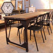 Par conséquent, il est important d'avoir une table adaptée au mieux à votre pièce et à vos goûts. Mobilier Industriel Ancienne Table D Atelier Metal Et Bois