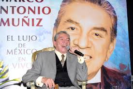 El titular del ejecutivo siguió platicando y preguntó a su. A Sus 86 Anos Marco Antonio Muniz Sufre Fuertes Dolores Que A Veces Le Impiden Caminar Famosos Univision