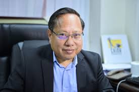 何俊仁原籍 广东 中山 ，于香港长大，毕业于昔日位于 北角 清华街的 圣犹达小学 ，后来因升中试的成绩差而无法获得中学学位。 é¦™æ¸¯æ³•è½®åŠŸçœŸç›¸ç‚¹å±¹ç«‹ä¸å€'å„ç•Œæ„Ÿä½© æ˜Žæ…§ç½'