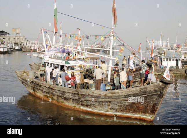 Mumbai fishing boat hi-res stock photography and images - Alamy