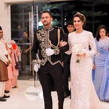 Bukan apa, waktu itu saya minat dia kerana watak jebat yang dibawanya dalam drama bersiri bukan kerana aku tak cinta. Beautifulnara No Twitter Lagi 22 Gambar Sekitar Majlis Resepsi Perkahwinan Sharnaaz Ahmad Dan Noor Nabila Https T Co W09w3o7fzd