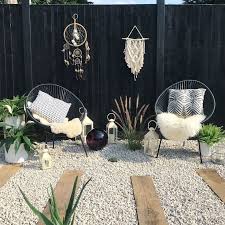 Boho Schwarzer Zaungarten Gestaltete Einfarbige Weisse Schnurstuhlschwellen Landschaftlich Einfarbige Gestaltete Black Garden Fence Black Fence Boho Garden