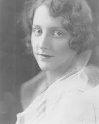 Juliette Hampton's Instagram, Twitter & Facebook