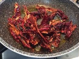 The peperone crusco (crispy pepper, pl peperoni cruschi) also known as crusco pepper, is a typical product of the italian region of basilicata. Peperoni Secchi Fritti O Peperoni Cruschi Inthenameofseitan