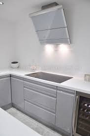 High gloss kitchens available online at trade prices with white gloss through to black high gloss colours from suppliers such as second nature, burbidge, parapan. 11 Viseu Handleless Grey White High Gloss Kitchen With Smeg Appliances Ideas High Gloss Kitchen Gloss Kitchen Smeg Appliances