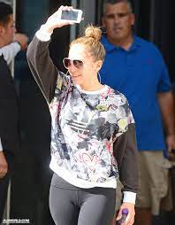 Jennifer lopez aka jennifer camel toe pez wowed onlookers at the american idol 2011 finale results show when she strode up the red carpet in this sequined michael kors number. Jennifer Lopez Camel Toe 2 Sawfirst