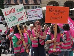 Beispiele ein streik für höhere löhne, gegen die beschlüsse der arbeitgeber der streik der ärzte (die weigerung der ärzte, geplante behandlungen durchzuführen) 120 Erzieher Gehen Auf Die Strasse Demo Fur Bessere Bedingungen