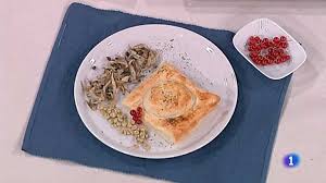 Revista especializada en cocina en donde se presentan recetas enfocadas a la nutrición familiar. Cocina Con Sergio Bonito Hojaldrado Con Setas Rtve Es