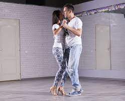 Descubre por 1ª vez ¿Qué es la Kizomba? Historia, características y su  impacto en la escena del baile en España - Martorell Salsera