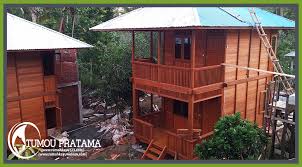 Panggung kotak berbahan kayu yang senada dengan dinding dan lantai kamar semakin membuat kamar ini nyaman dijadikan tempat beristirahat. Rumah Kayu 48 M2 2 Lantai Rumah Kayu Manado Di Bunaken
