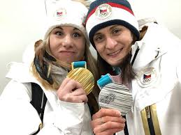 V roce 2018 uchvátila svět, když vybojovala dvě zlaté medaile na zimních olympijských hrách v pchjongčchangu ve dvou naprosto odlišných sportech. Zlata A Stribrna Medaile Ester Ledecka Fanklub Facebook