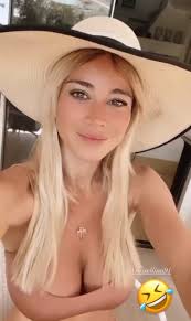 Stiamo parlando di rossella fiamingo e diletta leotta. Conduttrici Tv Diletta Leotta E Rossella Fiamingo Relax In Giardino Con Piscina Si Gustano Un Gelato Al Caffe Video