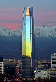 Hoy fui a comprar al costanera center y a conocerlo… me cargó… en general me cargan los malls, pero este se pasó, lo encontré poco amistoso, frío, inhóspito, las tiendas tienen poca ropa y poca. Gran Torre Santiago Wikipedia