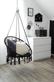 ein hangesessel wird zum lieblingsplatz schwarzweiss sessel korbgeflecht hangend malm ikea living wohnen wohni room decor white armchair hanging chair