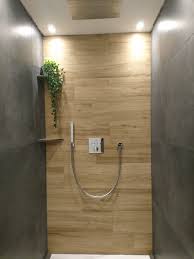 Badezimmer Dusche Mit Fliesen In Holzoptik Und Grauen Fliesen Duschkopf Regendusche Und In 2020 Badezimmer Holzoptik Badezimmer Dusche Fliesen Duschkopf Regendusche