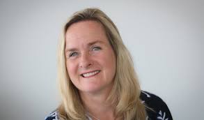 Honderdjarige Bavokerk in Ursem viert jubileum met parochianen