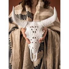 Trophee Mural Tete De Buffle En Resine Blanche 37x45 Maisons Du Monde Cow Skull Decor Skull Decor Skull Carving