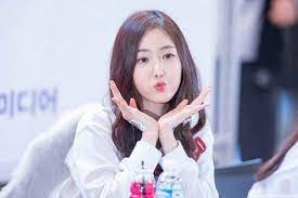 Ketiganya kembali bergabung sebagai grup dengan 3 orang member. Sinb Gfriend Profile Age Boyfriend Kpop Family And More Wikifamouspeople