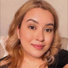 Hello everyone 😊 Is anyone available to do my makeup this Friday around  5pm? Can you send me your work and prices, thank you so much.