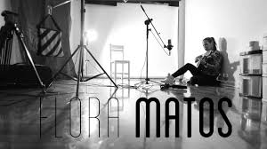 flora matos você pros lado de paris, longe, eu continuo aqui quero te ver como eu te vi e te fazer sorrir internet, tv, telefone, não cura saudade enquanto cê faz seu role, tô nessa cidade. Uma Dose De Flora Matos Para Entender Que O Rap E Bonito Valkirias