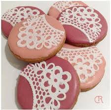 Biscuit Avec Glacage Royal Et Dentelle Comestible Retrouvez Mes Recettes Sur Mon Blog Biscuit Maison Biscuits Et Glacage Royal