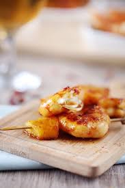Brochettes De Crevettes Et Ananas Caramelises Au Piment D Espelette Recette Brochette Crevette Piment Espelette Brochette