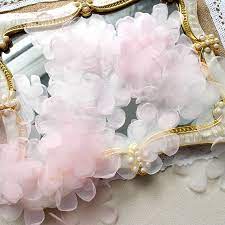 L'abito, inoltre, anche se non sembra permette più ormai lo sappiamo tutti che i fiori sono adatti alle cerimonie e vanno benissimo per matrimoni, battesimi. 40 Pz Organza Di Patch Applique Per Abbigliamento Cucire Su Tessuto Fiori Di Pizzo Dei Capelli Della Sposa Velo Abito Da Sposa Decorazione Di Patch Accessori