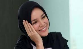 Dianggap Tak Berduka Soal Glenn Fredly, Dewi Sandra Bicara