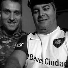 Con Daniel Fava periodista deportivo y con un regalo hermoso la camiseta  del cuervo gracias me encantó