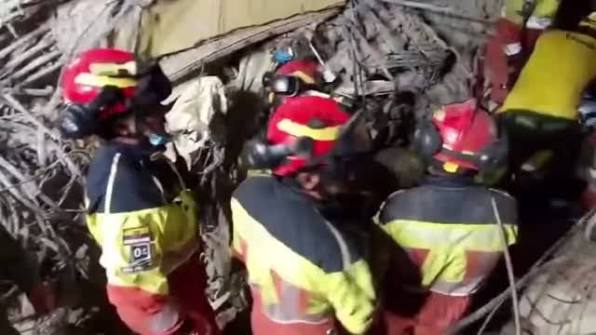 🙏🇻🇪 Un nuevo milagro en medio de la tragedia., Tras 122 horas bajo los  escombros, Carlos Miguel, un niño de 12 años, fue rescatado con vida  gracias al trabajo incansable de los equipos de búsqueda y ...