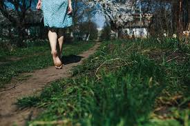 Look through examples of alas kaki translation in sentences, listen to pronunciation and learn grammar. Manfaat Jalan Tanpa Alas Kaki Baik Untuk Keseimbangan Kaki Hingga Otot Perut Cantik Tempo Co