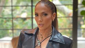 Jennifer Lopez ose le soutien-gorge en cuir, et c'est superbe !