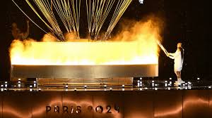 Олимпийские чемпионы Мари‑Жозе Перек и Тедди Ренер зажгли огонь в саду  Тюильри на церемонии открытия Игр в Париже