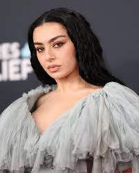 charli_xcx is soooo stylish 😍 put the camera flash on! #GRAMMYs