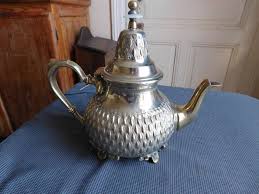 Belle Et Lourde Verseuse The Cafe Metal Argente Et Dore Magrheb Poiconnee De La Boutique Brocandbrol Sur Etsy Metal Etsy Tea Pots