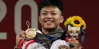 Sekadar informasi lifter indonesia, rahmat erwin abdullah, meraih medali perunggu pada angkat besi kelas 73 kg di olimpiade tokyo 2020. W Rikbfyiji3qm