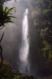 Sekitar 700 penduduk kampung uma beluvuh long panai, tutoh, baram memindahkan barangan ke tempat tinggi ekoran banjir besar mencecah paras tinggi enam kaki semalam. Western Julan Waterfall At Usun Apau Sarawak Malaysia Borneo
