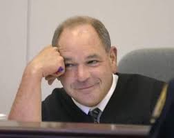 هذه الصورة الصورة للقاضي الأمريكي "مايكل سكونتي" بولاية أوهايو أشتهر  بعقوبات مميزة، تحت مبدأ "الجزاء من جنس العمل"!