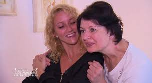 Nach flirtereien, streitigkeiten und anfänglichem. Hochzeit Auf Den Ersten Blick Video Selina Und Steve Besuchen Seine Mutter Sat 1