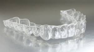 Dopo più di 12 anni di attività, apparecchio invisibile ha aiutato centinaia di migliaia di pazienti a ottenere il sorriso che hanno sognato. Apparecchio Per Denti Invisibile L Esempio Delle Mascherine Invisalign