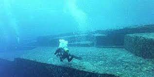 Ces images sont extraites de la nouvelle série documentaire américaine ancient aliens (ici l'épisode 7, underwater worlds) qui propose d'explorer la théorie selon laquelle notre planète aurait été visitée il. Pyramide In Japan Unterwasser Pyramide Gefunden