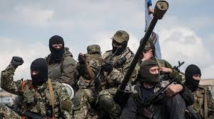 Das russische staatsfernsehen zeigte, wie präsident wladimir putin ein dekret zur anerkennung der abtrünnigen provinzen in der ostukraine . Ukraine Krise Separatisten Schreiben Offenen Brief An Angela Merkel